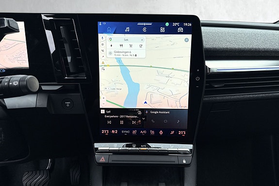 Innebygd Google‑navigasjon i infotainmentskjermen gir oppdaterte kart, trafikkdata og ruteplanlegging i sanntid.