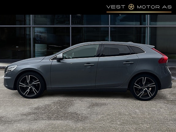 Volvo V40 4 of 5