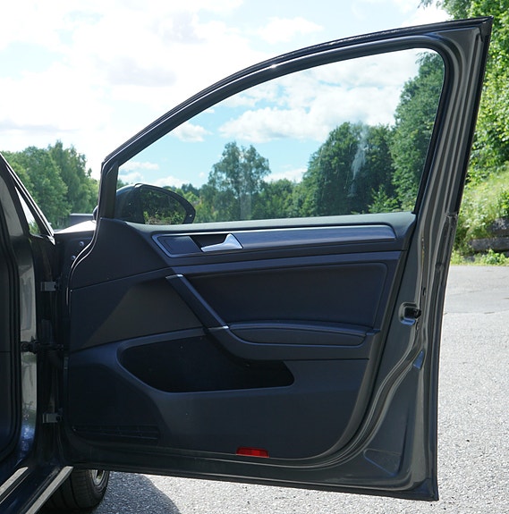 Volkswagen e-Golf VII 28 of 30