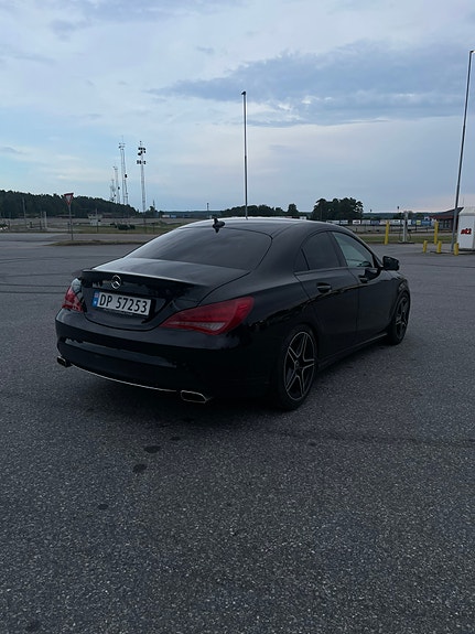 Mercedes-Benz CLA180 4 of 5