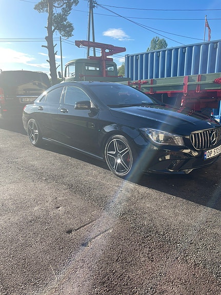 Mercedes-Benz CLA180 2 of 5
