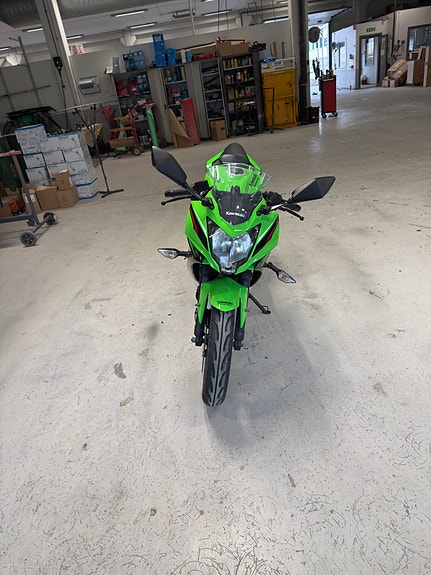 Kawasaki Ninja 125 2 of 5