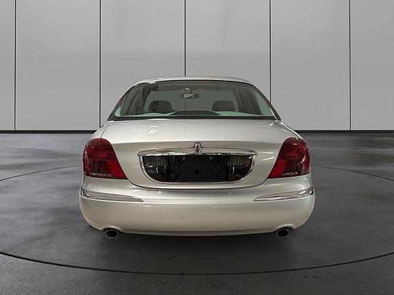 Lincoln Continental 4 of 5