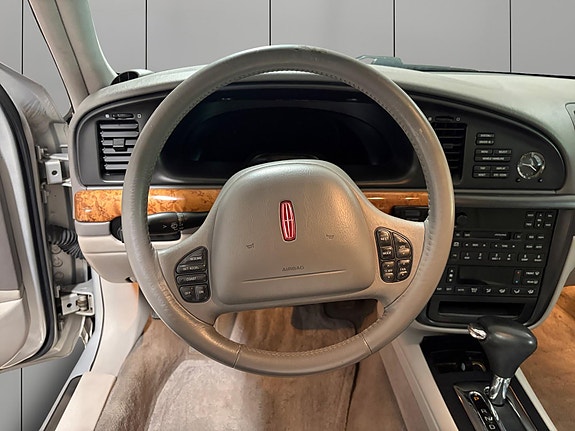 Lincoln Continental 14 of 24