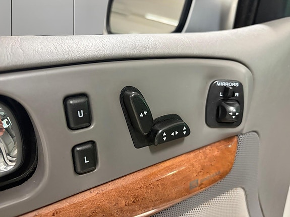 Lincoln Continental 11 of 24