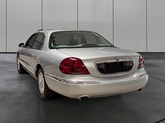 Lincoln Continental 3 of 5