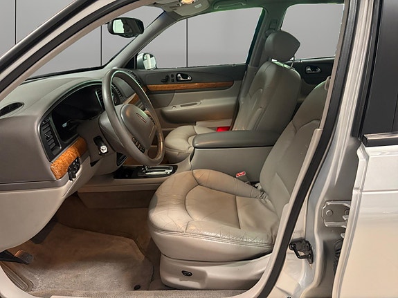 Lincoln Continental 10 of 24