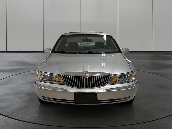 Lincoln Continental 8 of 24