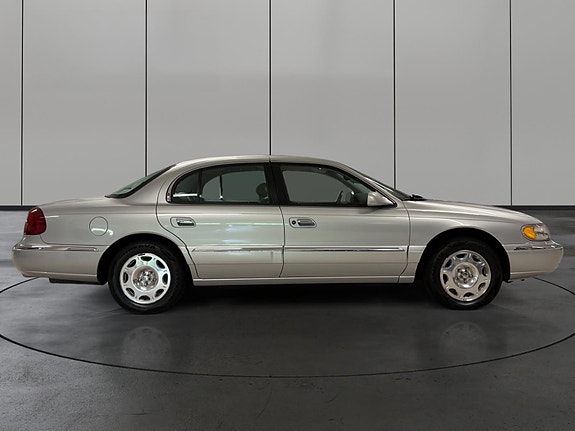Lincoln Continental 6 of 24