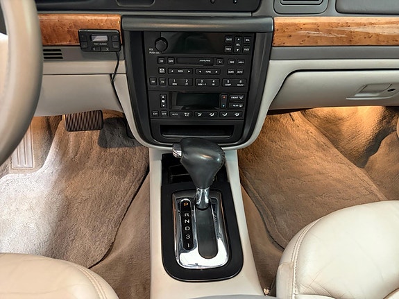 Lincoln Continental 15 of 24