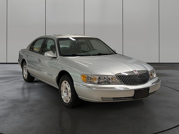 Lincoln Continental 7 of 24