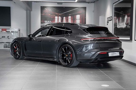 Porsche Taycan Sport Turismo 3 of 5