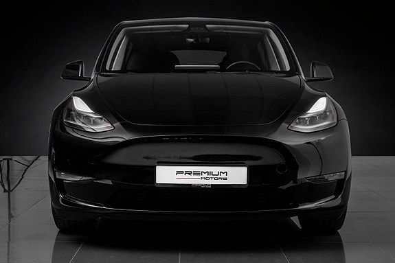 Tesla Model Y 3 of 5