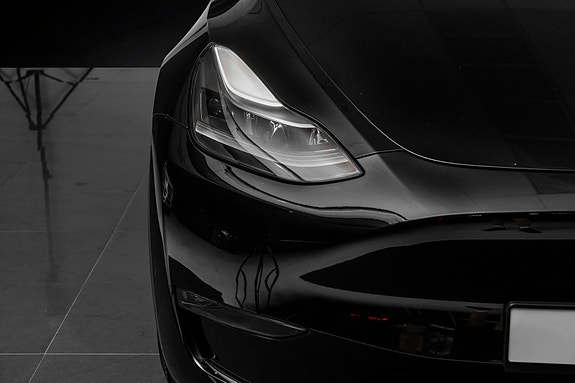 Tesla Model Y 4 of 5