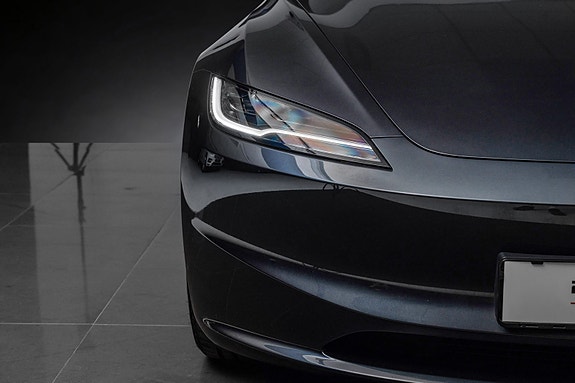 Tesla Model 3 4 of 5