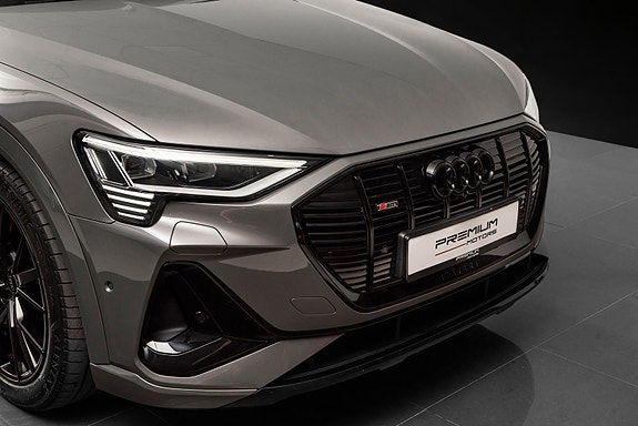 Audi e-tron 3 of 5