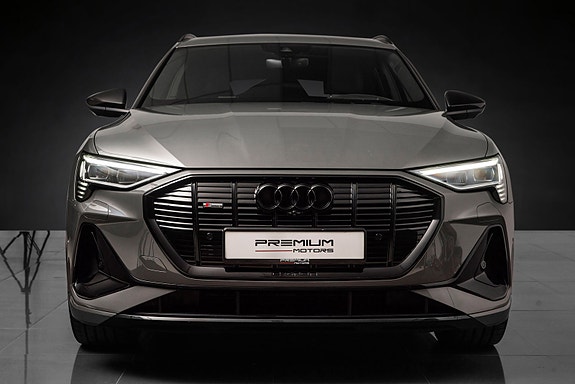 Audi e-tron 4 of 5