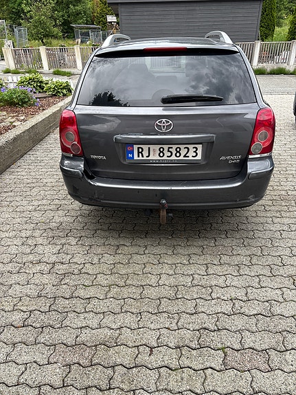 Toyota Avensis 2 of 5