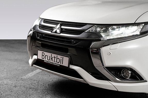 I fronten skjuler Outlander PHEV sitt radar‑ og kamerasystem som driver funksjoner som adaptiv cruise control og frontkollisjonsvarsel.