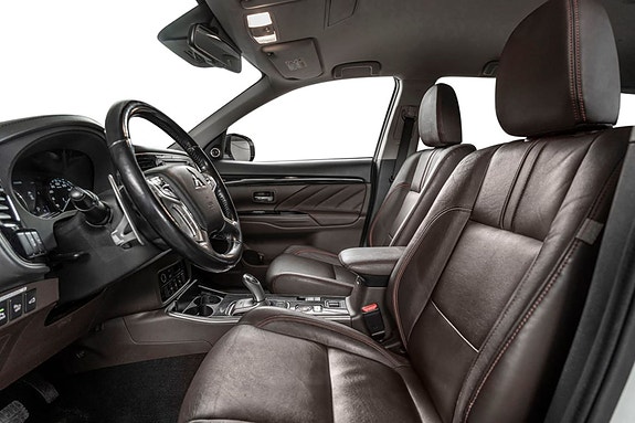 Innvendig fremstår Outlander PHEV Instyle+ som en behagelig lounge på hjul – like egnet til rolig pendling som til fulle helgeturer med bilen full av mennesker og bagasje.