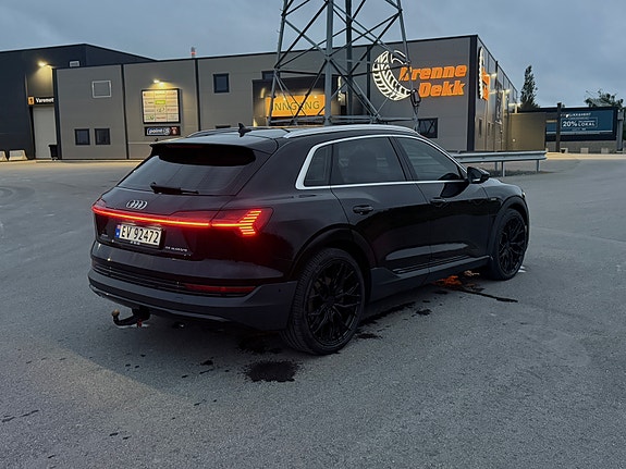 Audi e-tron 4 of 5