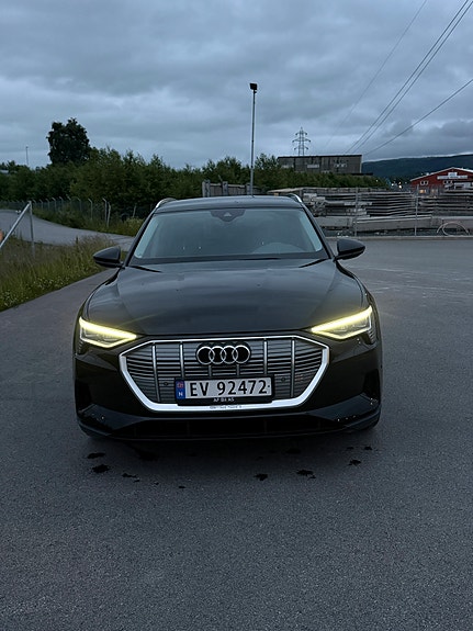 Audi e-tron 2 of 5