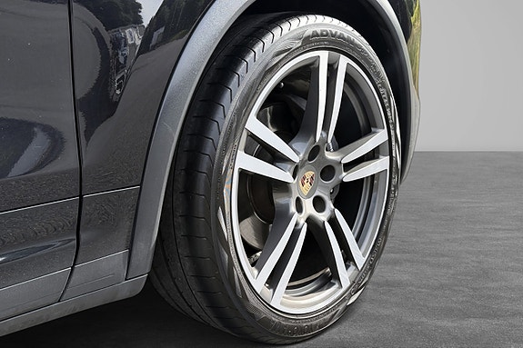 Porsche Cayenne 4 of 5
