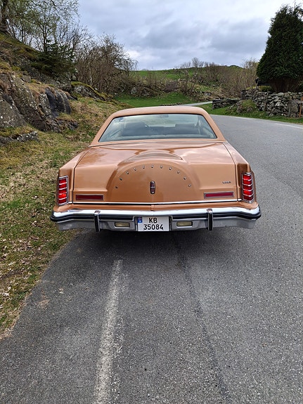Lincoln Continental 3 of 5