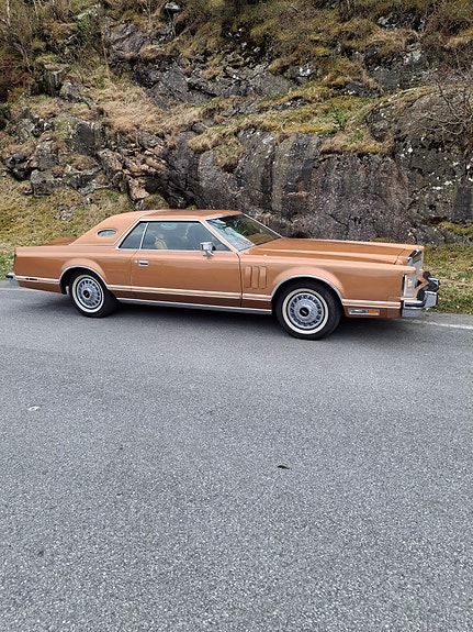 Lincoln Continental 2 of 5