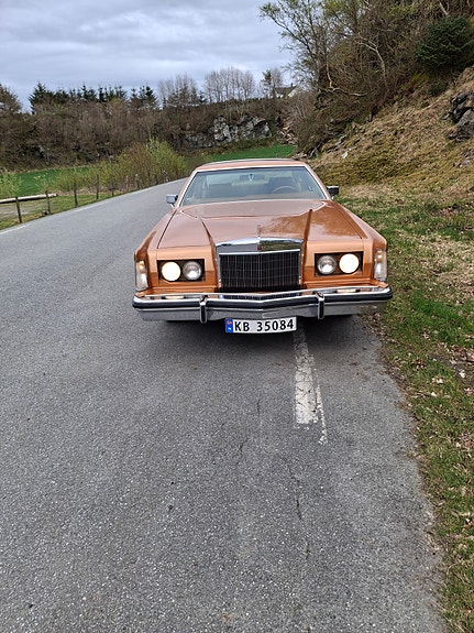 Lincoln Continental 4 of 5