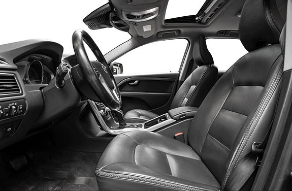 Volvo XC70 2 of 16