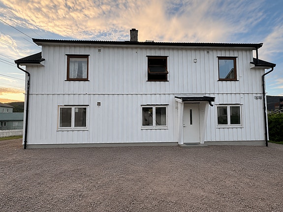 ÅSSIDEN | OVER 60 M² | 3-ROMS | HELT NYOPPUSSET | NYTT BAD, KJØKKEN, STUE OG SOVEROM |PARKERING