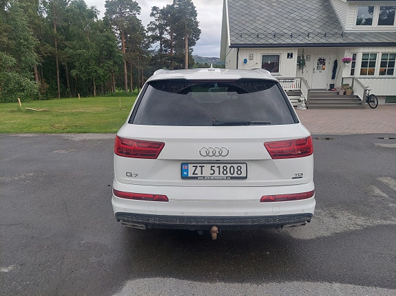 Audi Q7 2 of 5