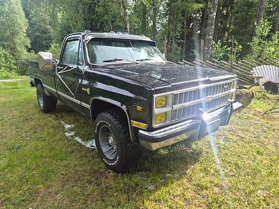 Chevrolet Silverado 3 of 5