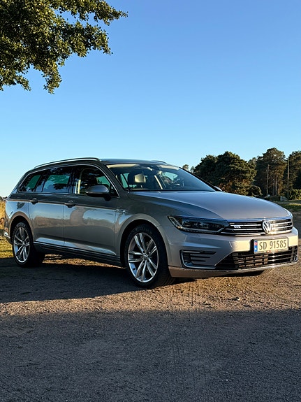 Volkswagen Passat 2 of 28