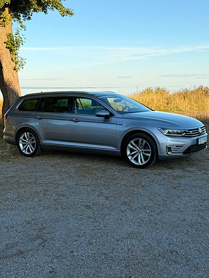 Volkswagen Passat 4 of 28