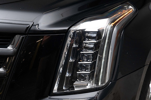 Cadillac Escalade 8 of 30