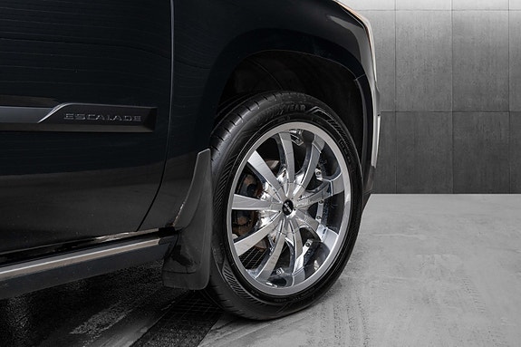 Cadillac Escalade 10 of 30