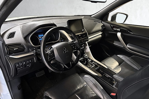 Moderne cockpit med integrert Apple CarPlay og intuitive kontroller.