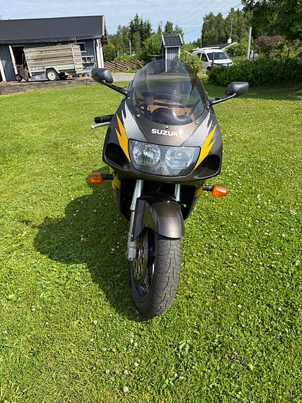 Suzuki GSX-R 750 3 of 17