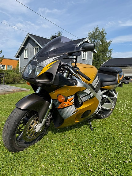 Suzuki GSX-R 750 2 of 17