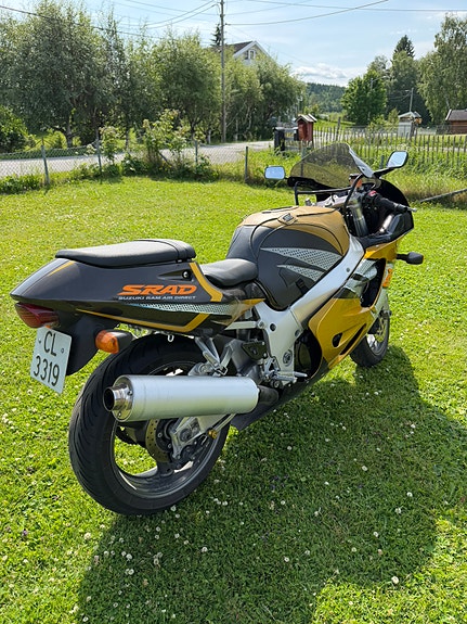 Suzuki GSX-R 750 6 of 17