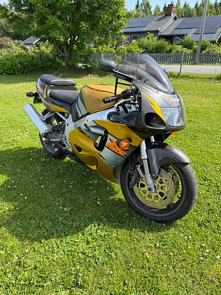 Suzuki GSX-R 750 7 of 17