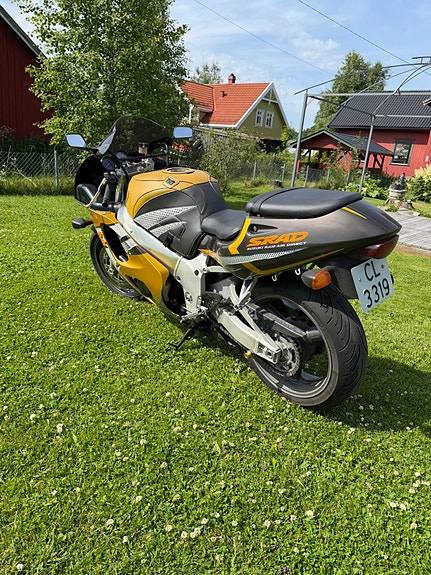 Suzuki GSX-R 750 8 of 17