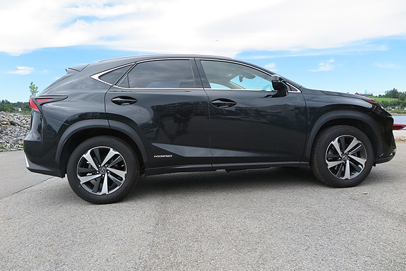Lexus NX300h 4 of 5