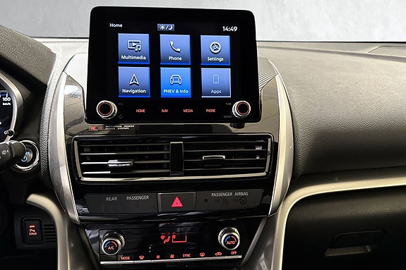 Berøringsskjerm med innebygd navigasjon og Apple CarPlay-tilkobling.