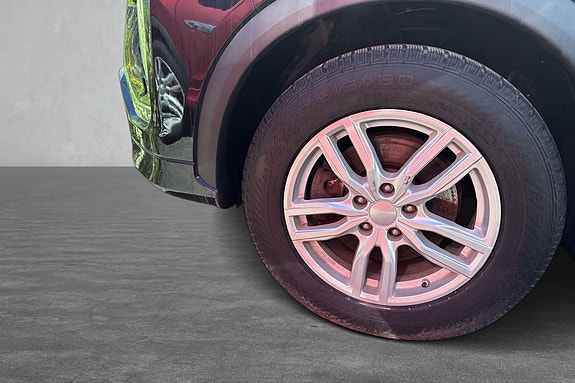 Sportslig aluminiumsfelg med lavprofil dekk og effektiv bremsekloss.