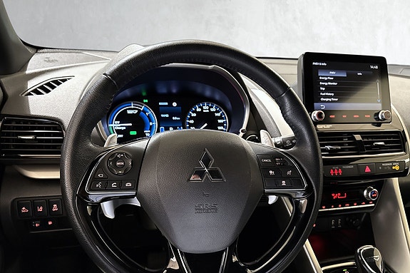 Oversiktlig cockpit med multifunksjonsratt og smarttelefonintegrasjon.