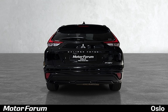 SUV bakside med avansert parkeringssensor og sportslig detaljer.