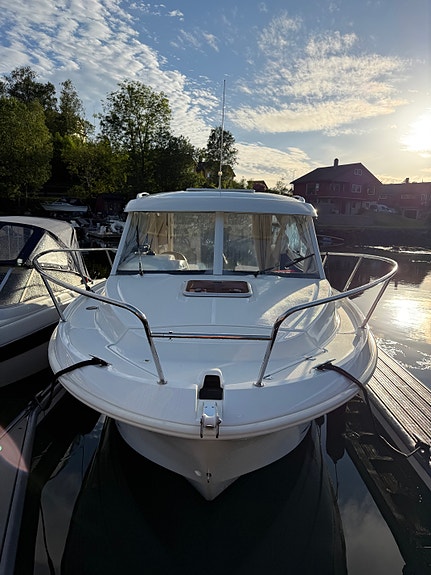 Romslig og velholdt Beneteau Antares 750 med WC og baugpropell 3 of 5
